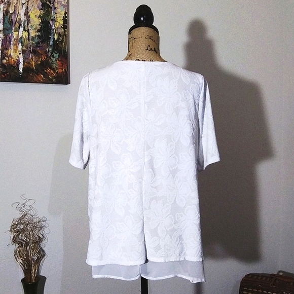 White🤍Floral Textured Top L EUC - Picture 2 of 7